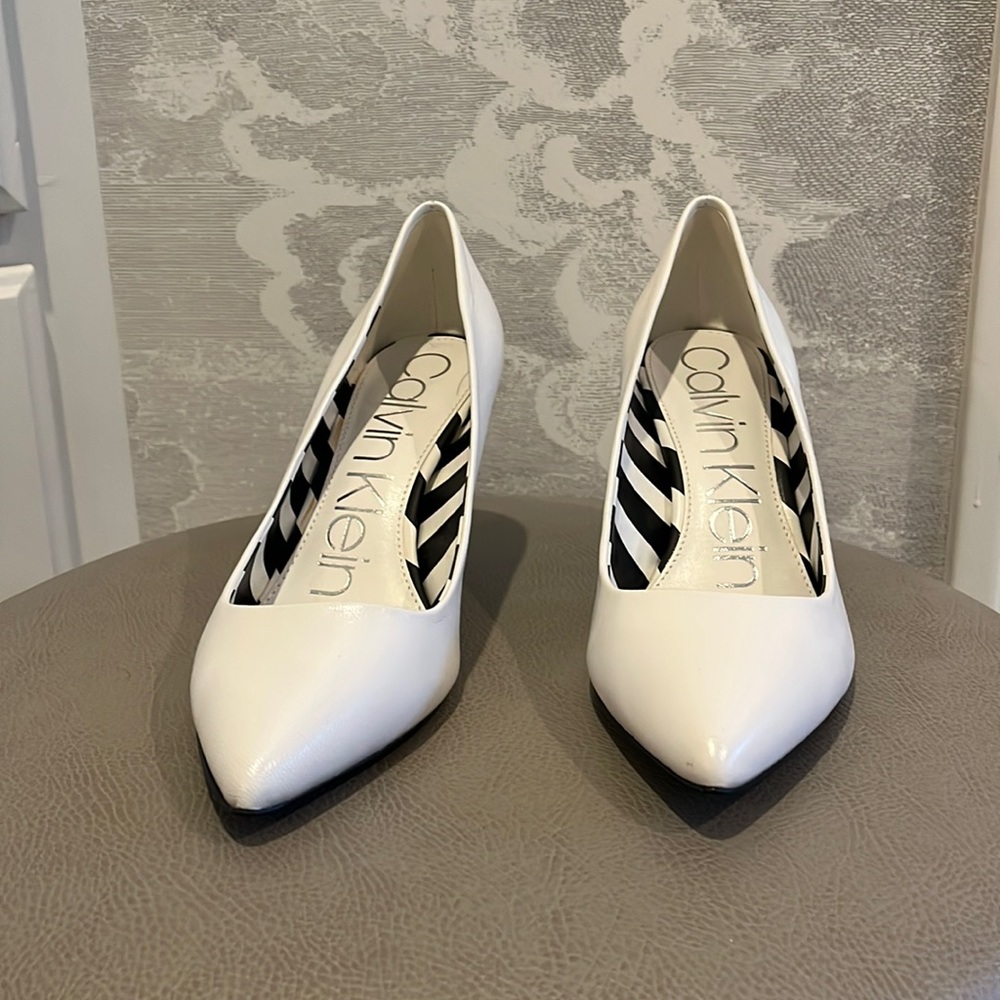 Beautiful Calvin Klein Kirsten pumps 3” heels 7 1/2 M very good condition